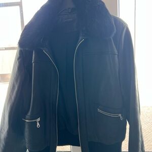 Elegant Black Leather Jacket with Plush Collar